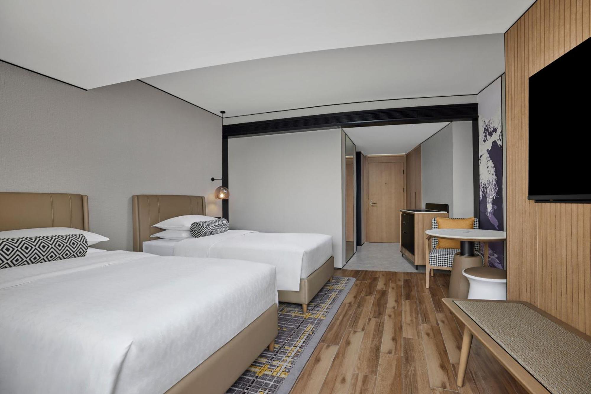 Sheraton Chengdu Lido Hotel Exterior photo