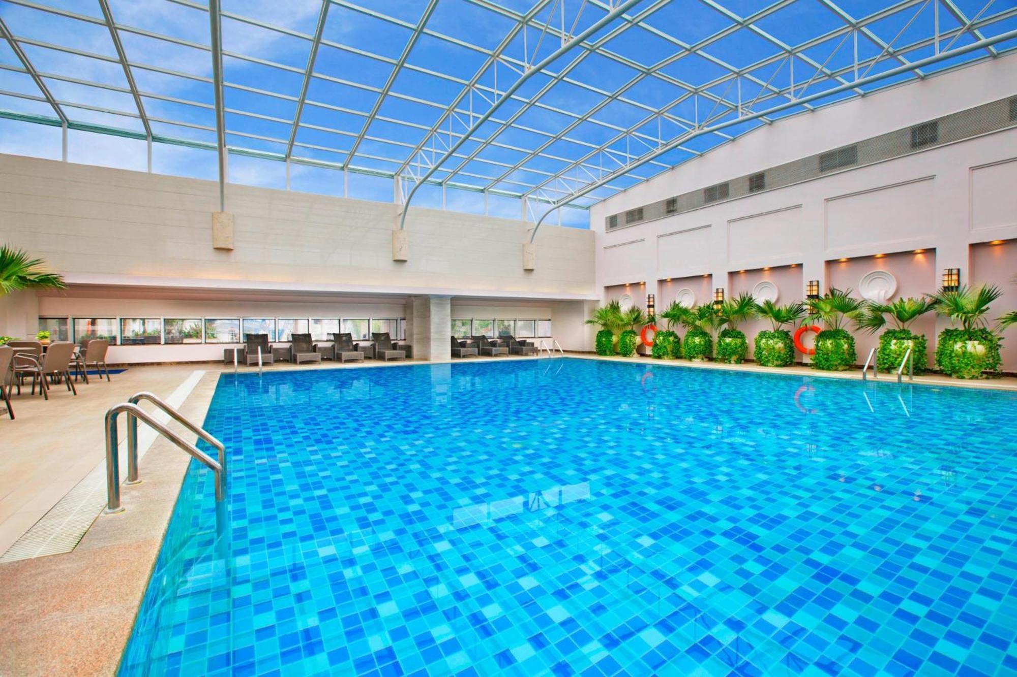 Sheraton Chengdu Lido Hotel Exterior photo