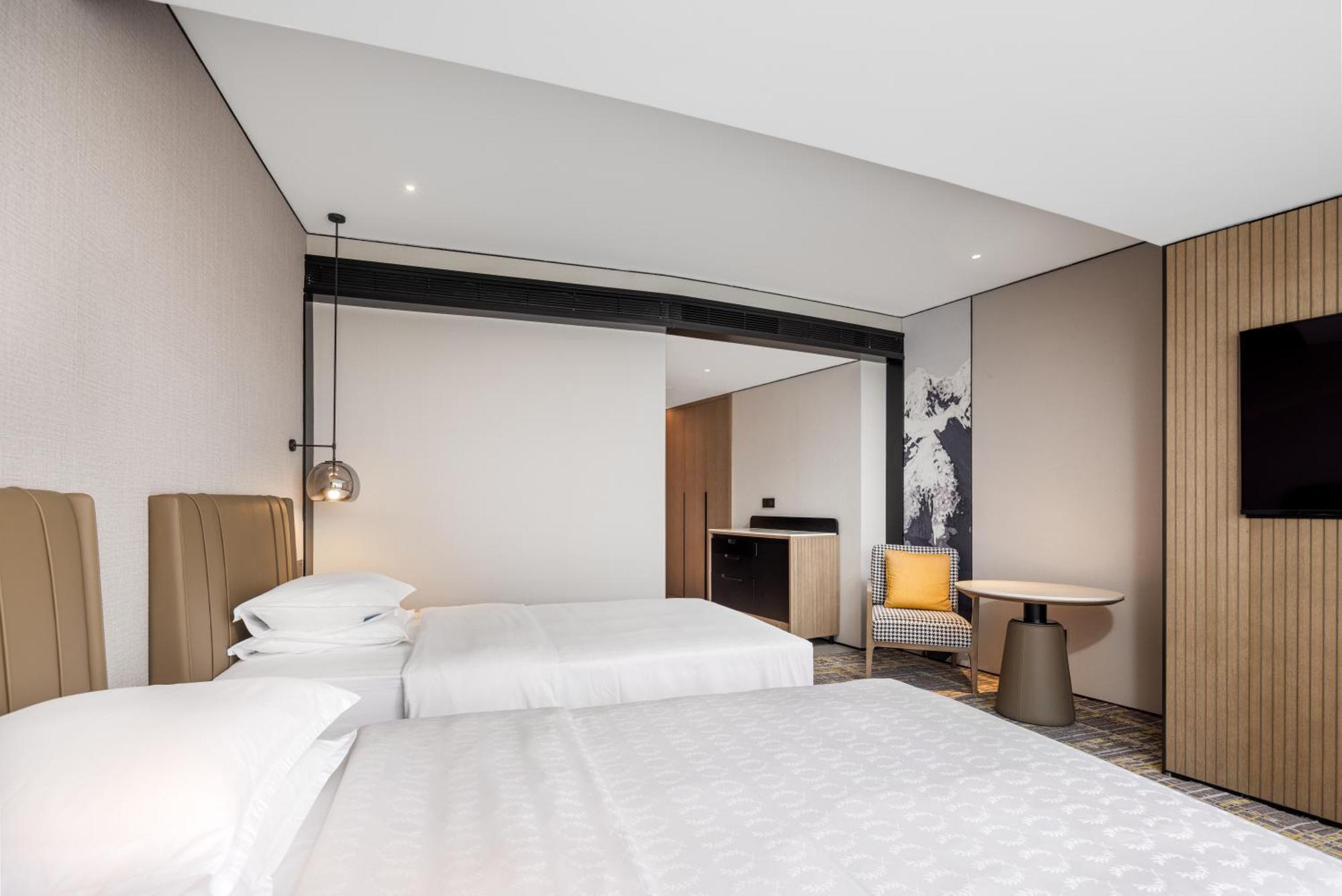 Sheraton Chengdu Lido Hotel Exterior photo