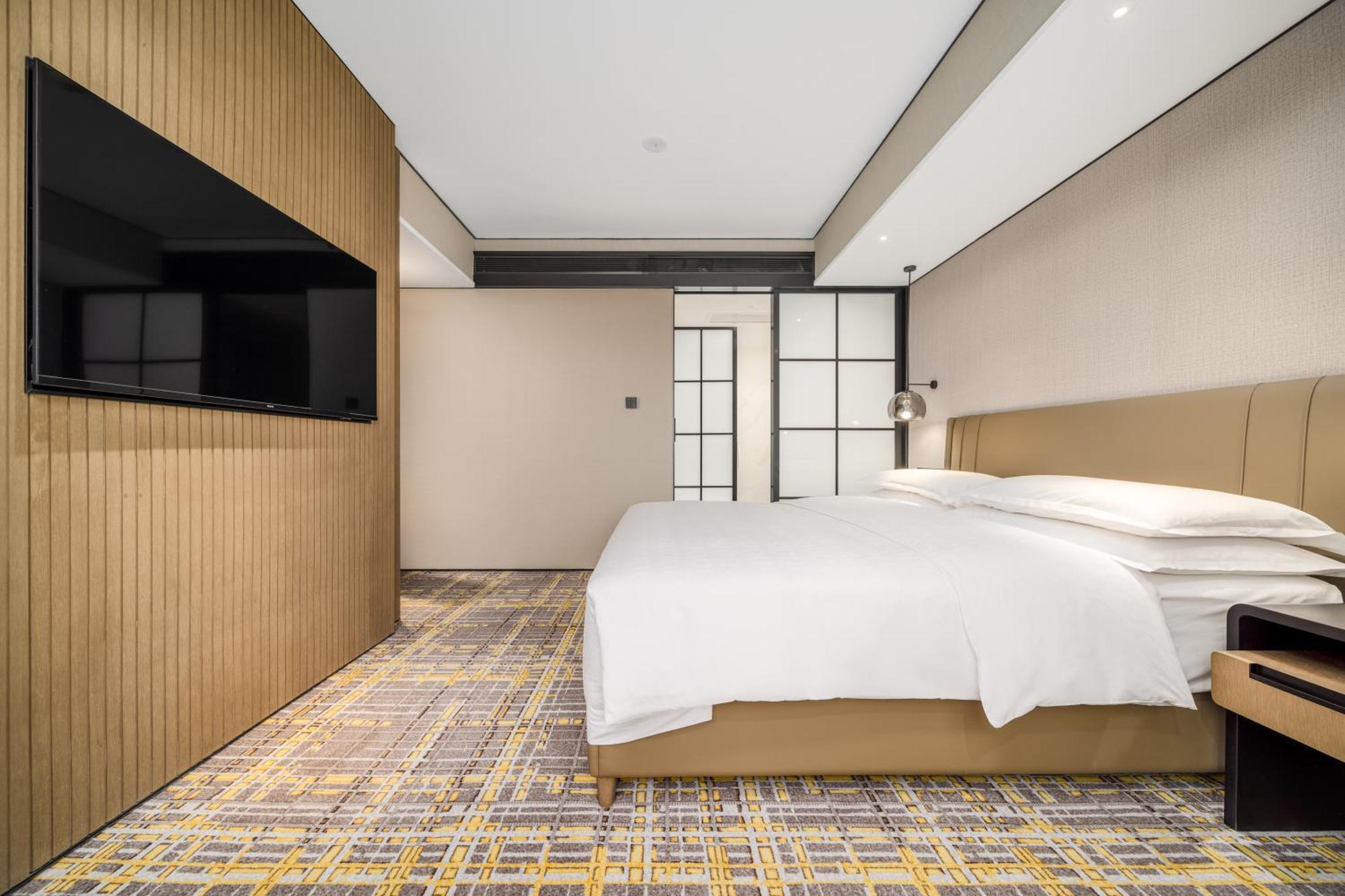 Sheraton Chengdu Lido Hotel Exterior photo