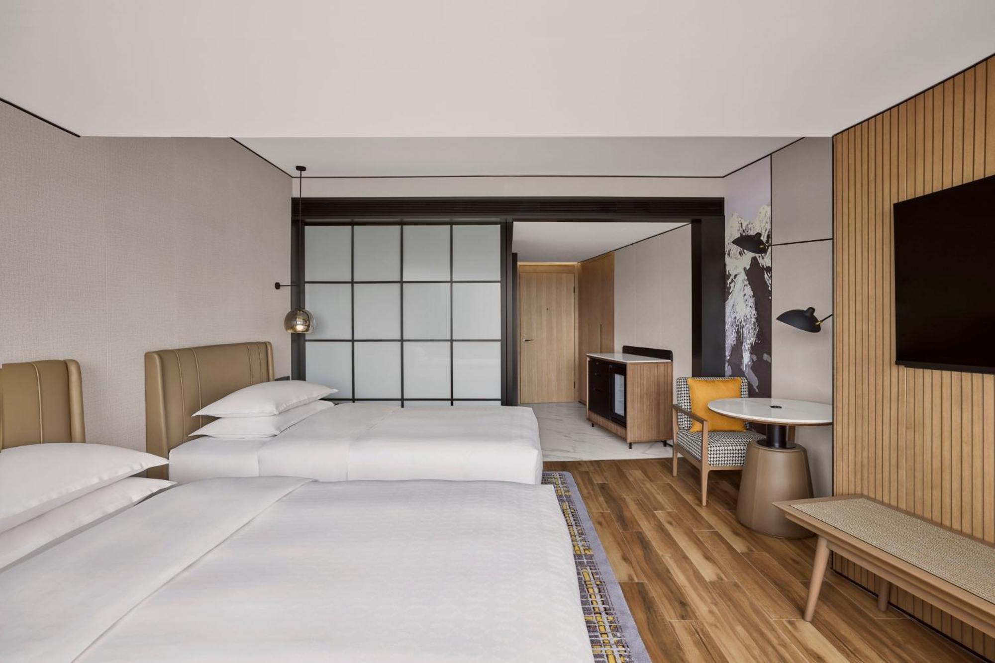 Sheraton Chengdu Lido Hotel Exterior photo
